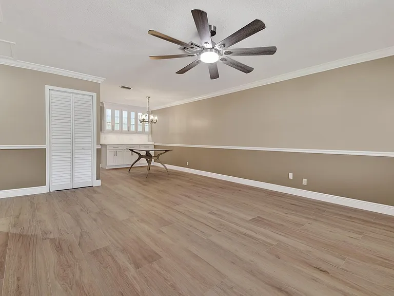 1615 Shirley Ct — Photo 2
