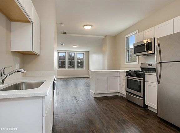 5th image of 3431 W Dickens Ave