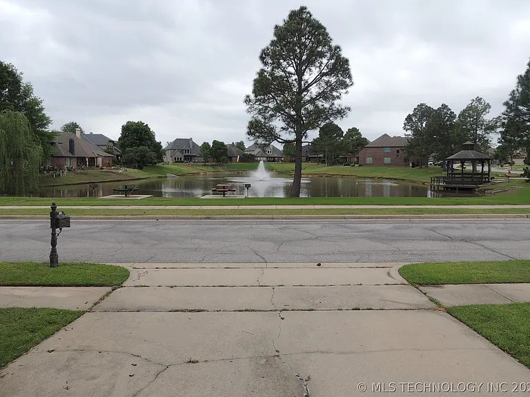4416 W Indianola St — Photo 7