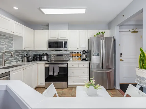 215 12th St #505, New Westminster, BC V3M 4H4