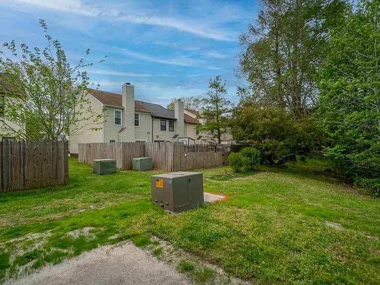 4752 Woodglen Ct — Photo 19