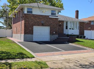 51 Stephen St, Levittown, NY 11756