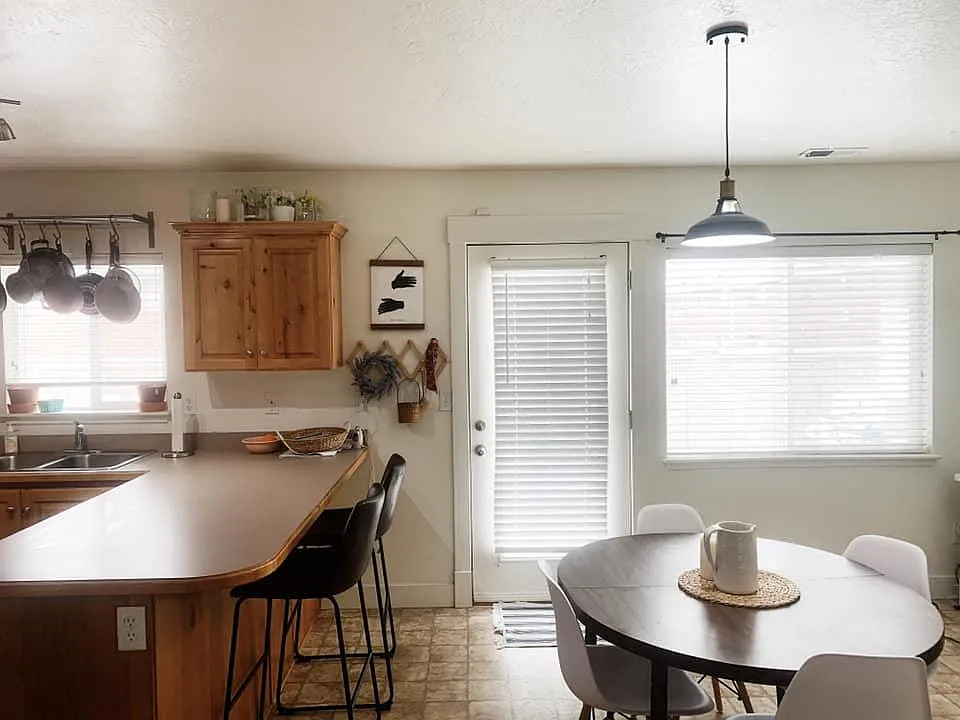 3 bed, 2.5 bath, 1385 sqft, $1,875 — Photo 3