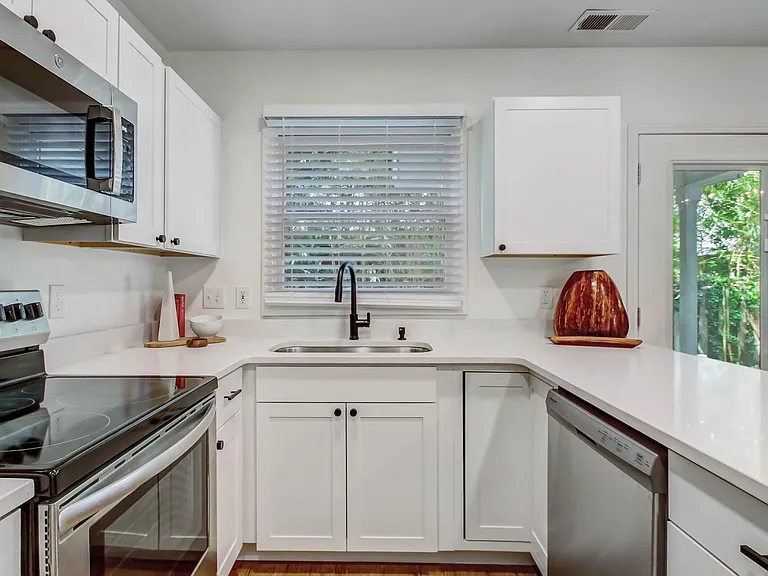 516 E Charlton Ln — Photo 6
