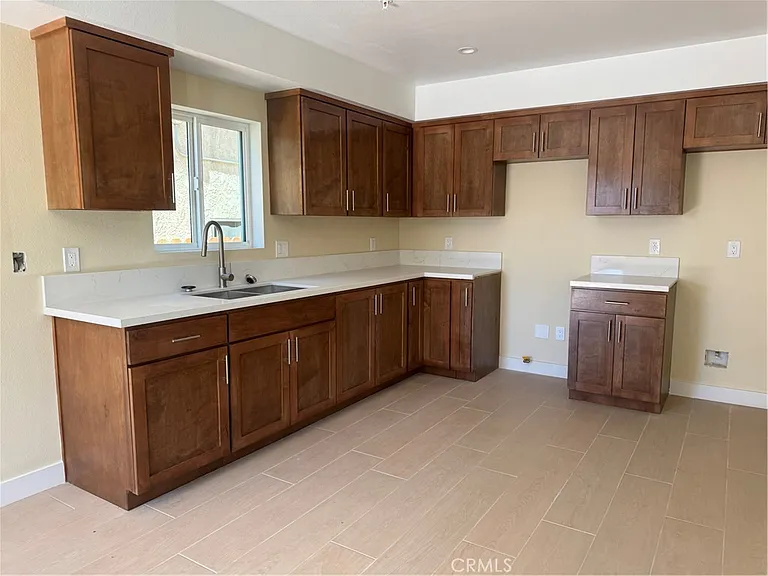 908 Lakme Ave — Photo 4