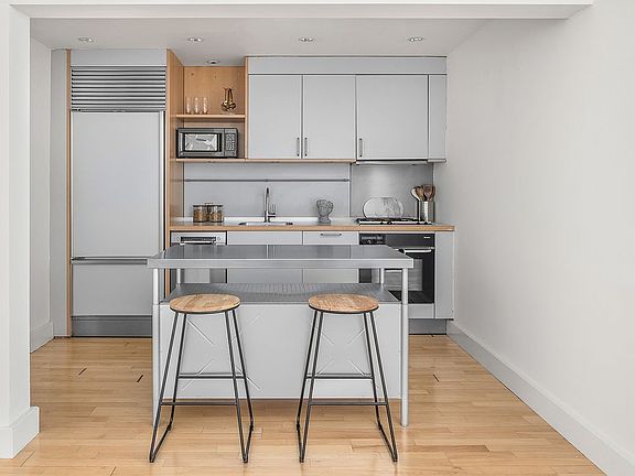 3rd image of 80 Chambers St APT 10B