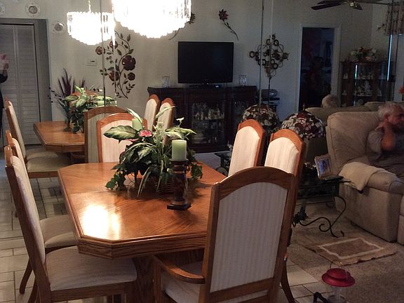  Dining room/mirrored walls 