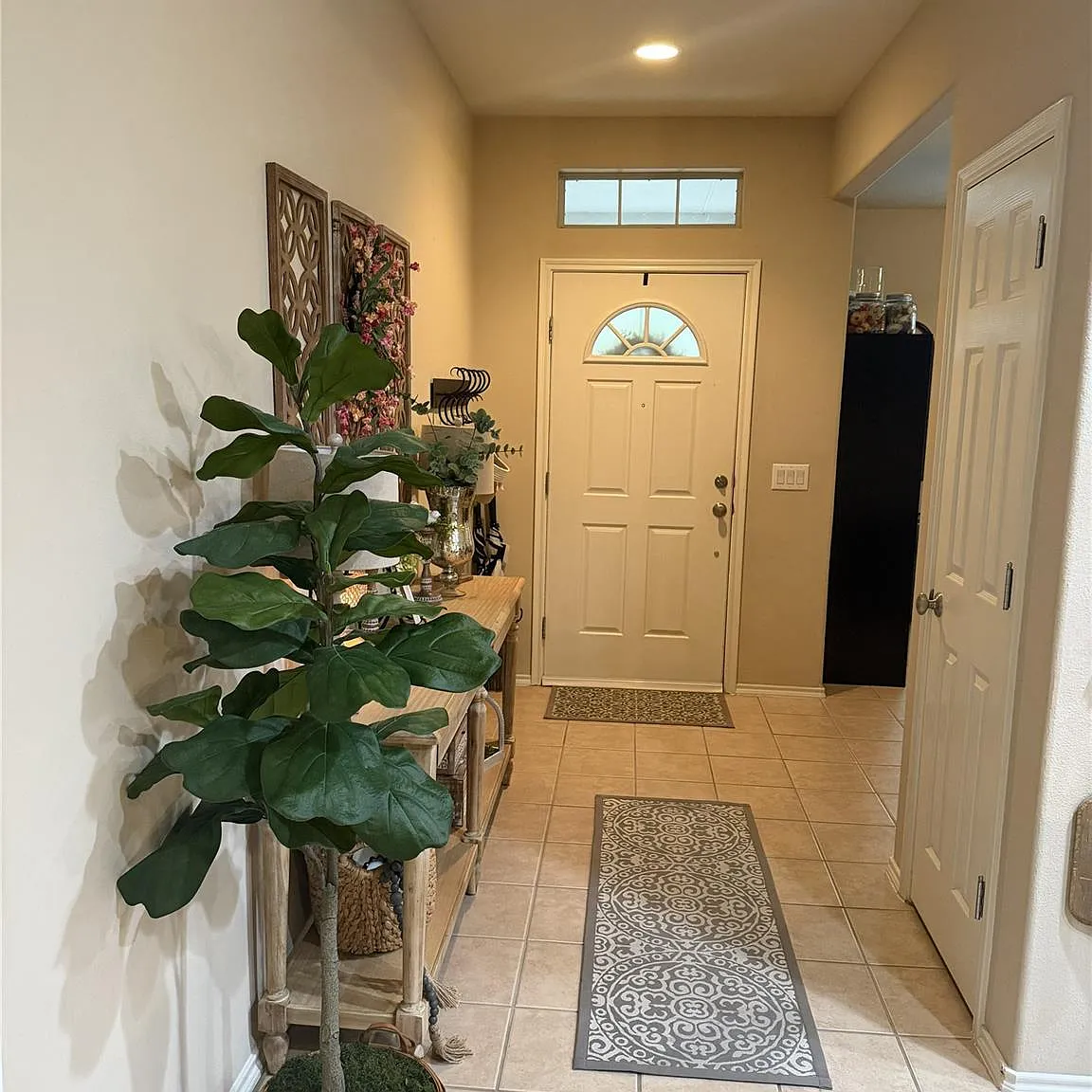 3 bed, 2.0 bath, 1972 sqft, $2,000 — Photo 3