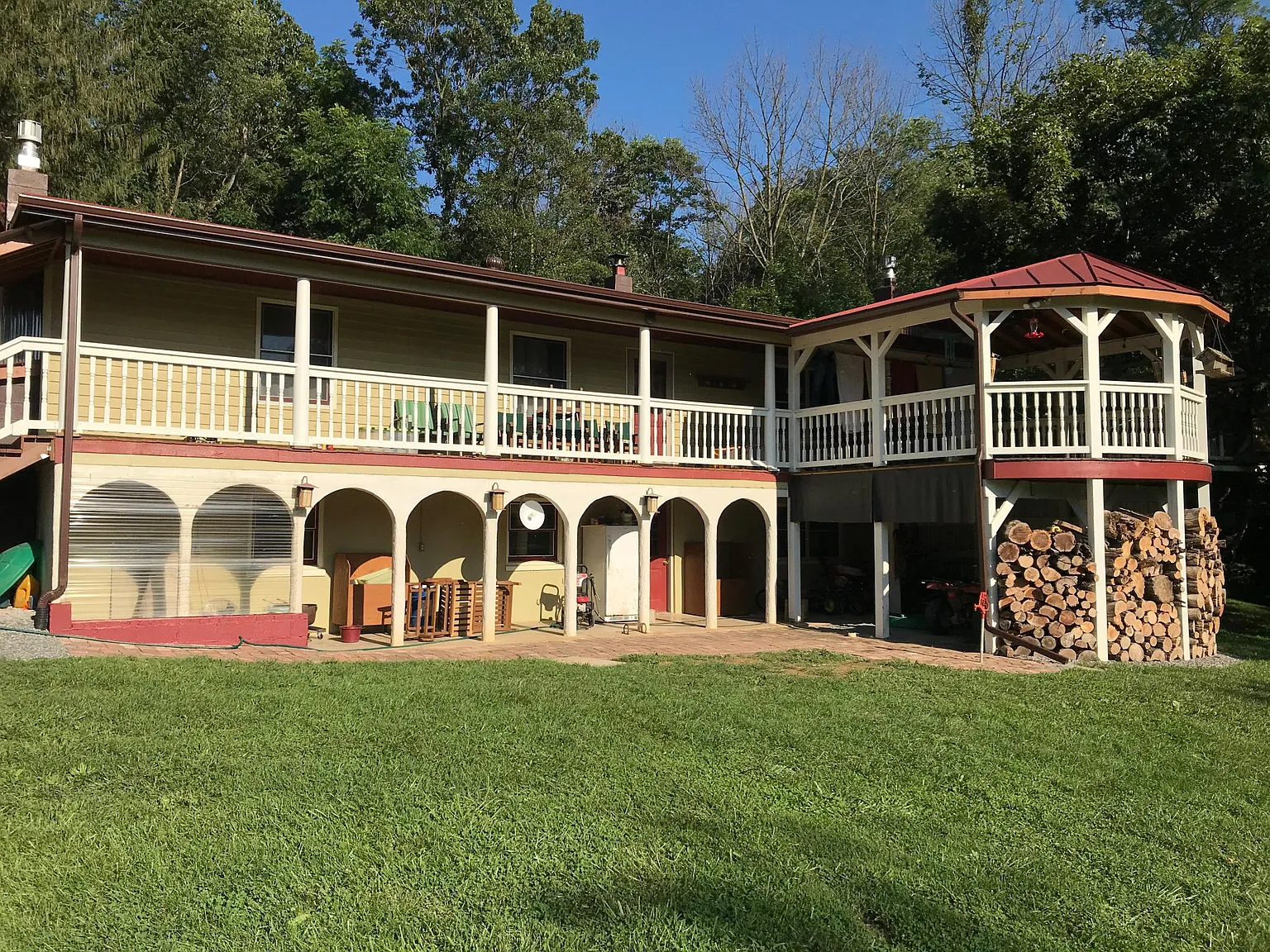 4 bed, 2400 sqft, $1,700 — Photo 1