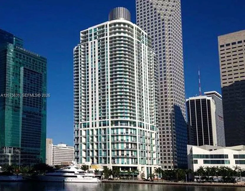 Met 1 Condo — Photo 2