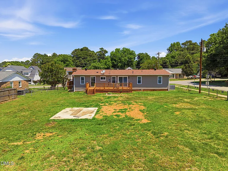 320 E Earp St — Photo 35