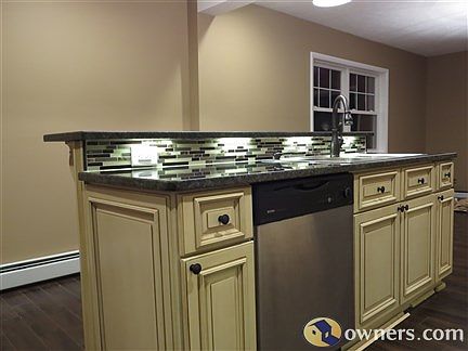 Kitchen - island with breakfast bar
