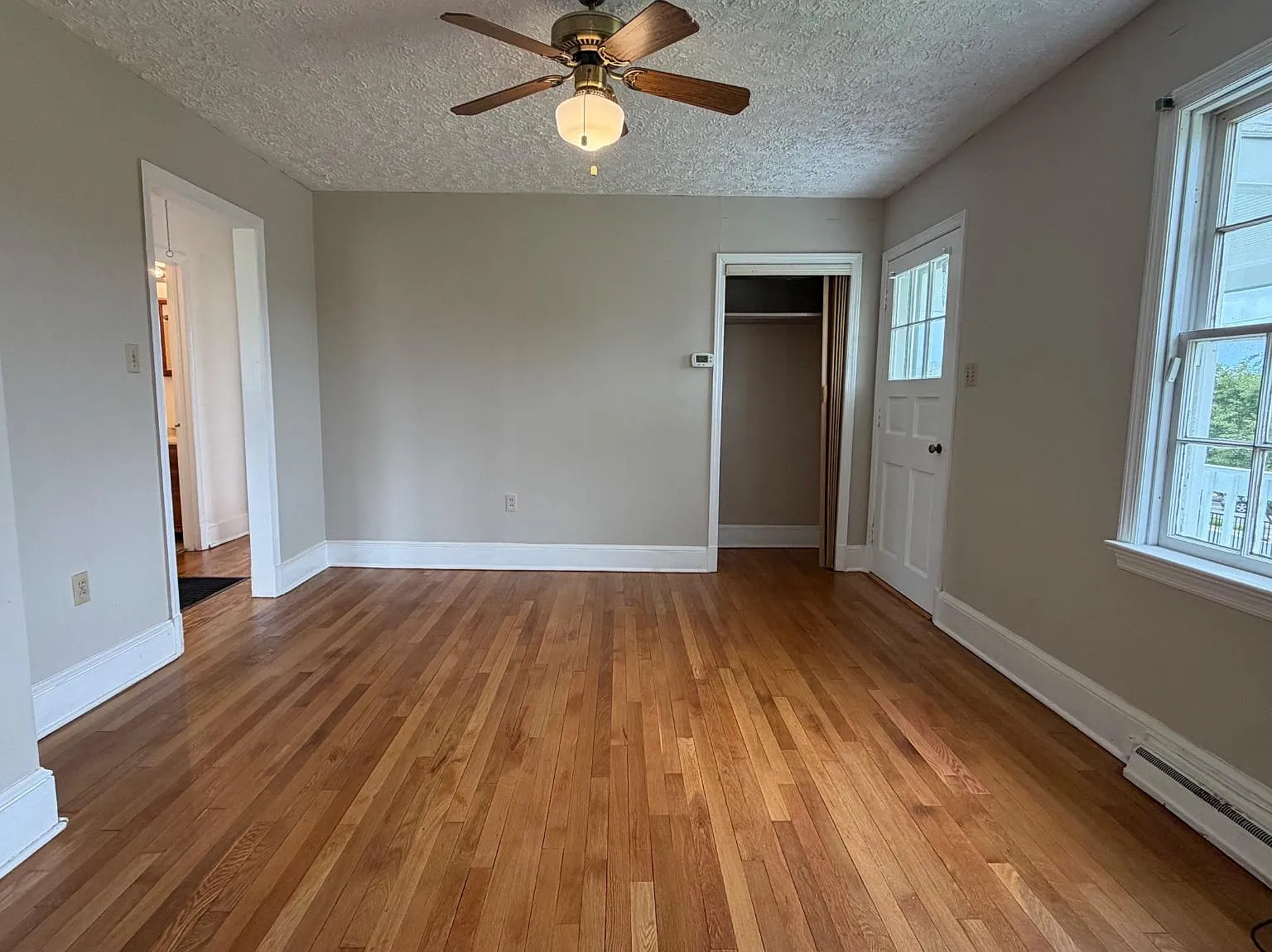 3 bed, 1.0 bath, 1048 sqft, $1,700 — Photo 4