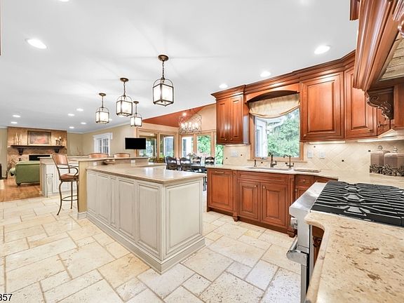 5th image of 23 Brittany Rd