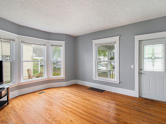 4th image of 1015 Pine Ave NW