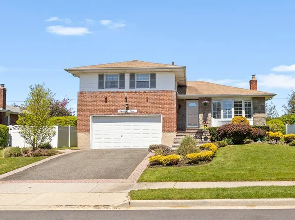 21 Felice Lane, Plainview, NY 11803