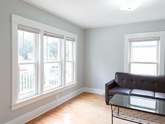3rd image of 934 Mary St