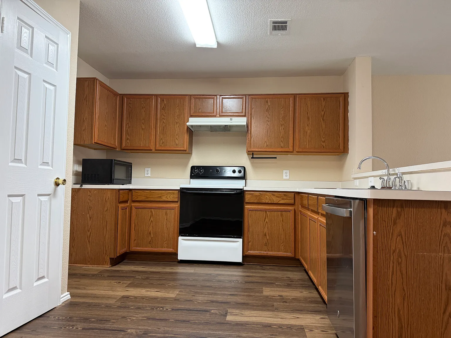 4 bed, 1959 sqft, $2,000 — Photo 3