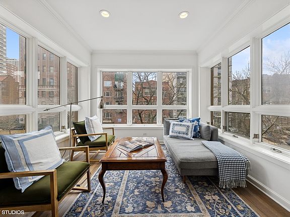 4th image of 438 W Oakdale Ave #2