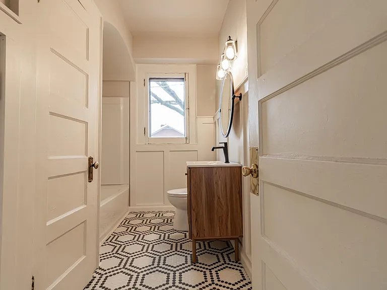410 SE Riverside Dr #4 — Photo 8