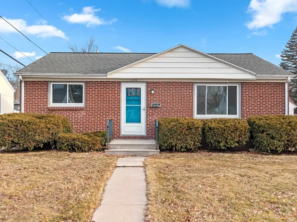 1220 Hickory Hill Dr, Green Bay, WI 54304