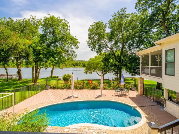 313 Meadowlakes Drive, Meadowlakes, TX 78654