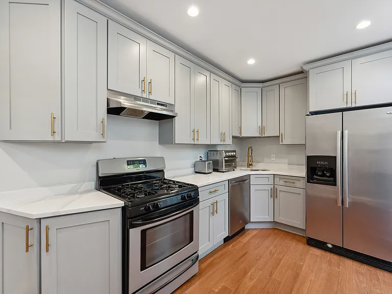 306 L St SE — Photo 8
