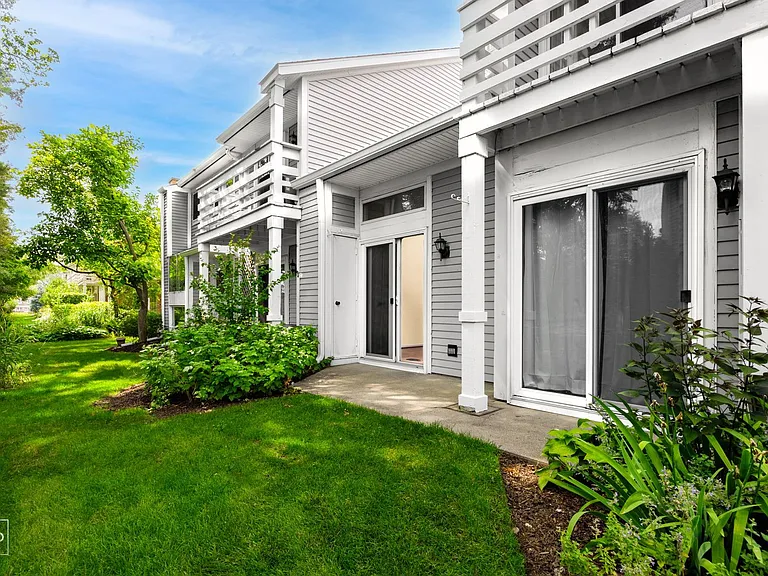 1081 Courtland Dr — Photo 12