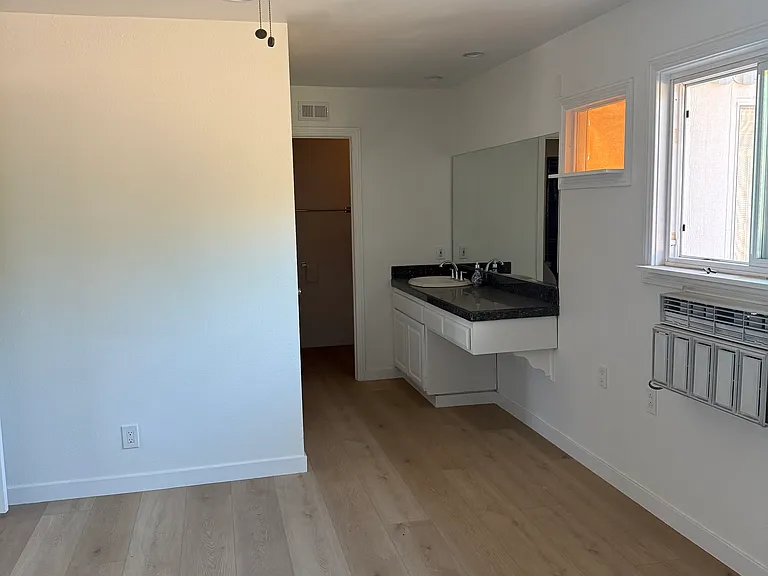 417 W Columbia Rd — Photo 10