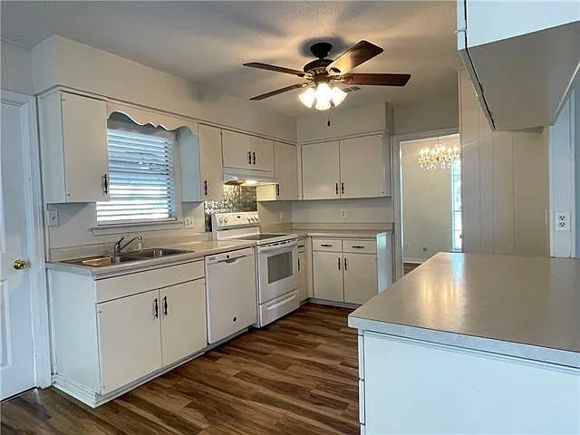 921 Ridgelake Dr — Photo 5