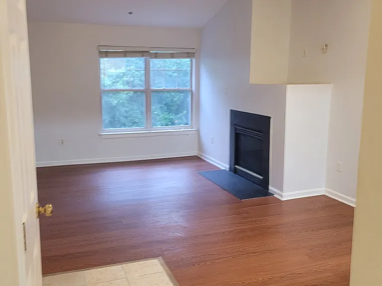 13900 Farnsworth Ln — Photo 1