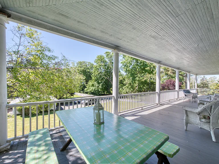 100 Maple Ln — Photo 5