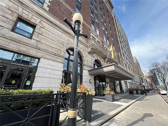 3rd image of 118 King St E #307