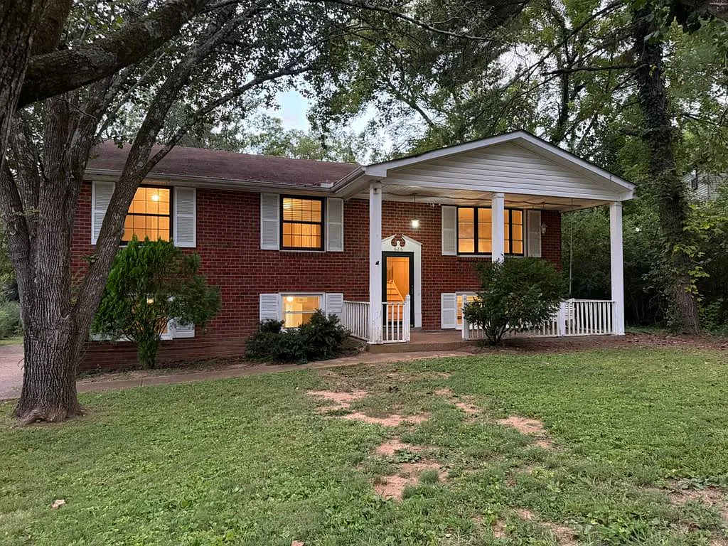 5 bed, 4000 sqft, $3,850 — Photo 1
