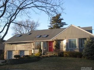 16 Saratoga Dr, Jericho, NY 11753