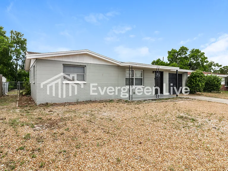 4920 Phoenix Ave — Photo 2