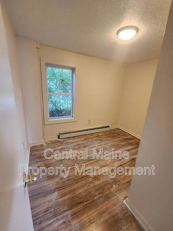 3 bed, 1.0 bath, $1,690 — Photo 4