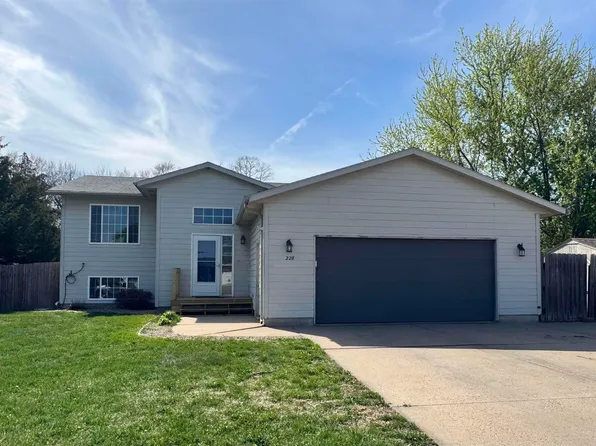 228 Anderson St, Vermillion, SD 57069