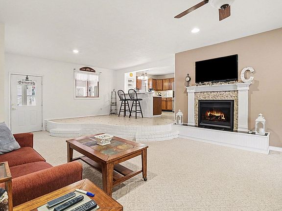 5th image of 404 W Evergreen Ln