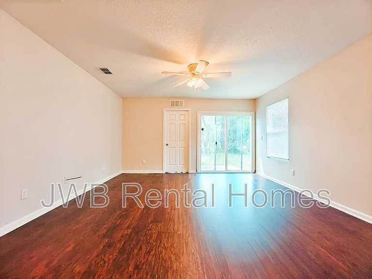 2042 Sheridan St — Photo 6