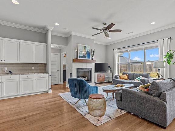 4th image of 3806 SW Mistletoe Ave
