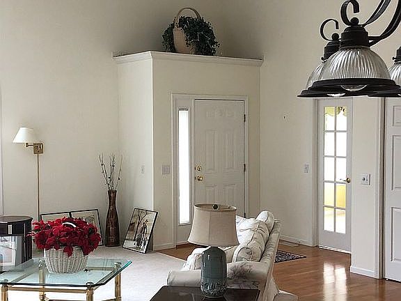 4th image of 106 Saint Martin Dr