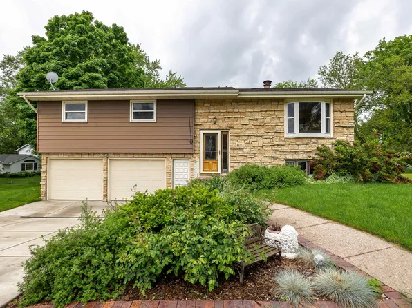 2193 S Way Dr, Dubuque, IA 52002