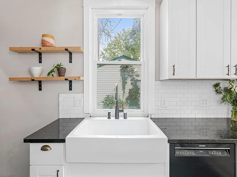 1002 Oxford St N — Photo 18