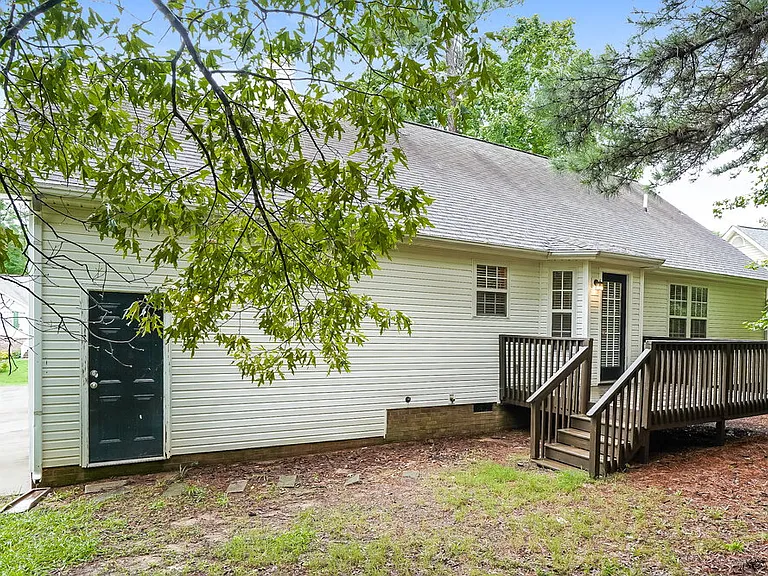 621 Groveton Trl — Photo 16