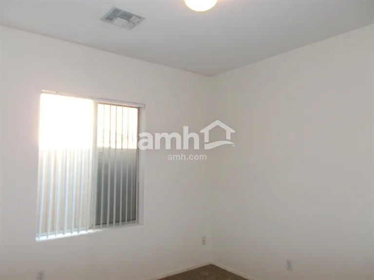 11621 W Lincoln St — Photo 9