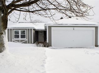 8 Lone Oak Cir, Penfield, NY 14526