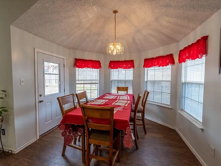 2414 Coventry Ct — Photo 9