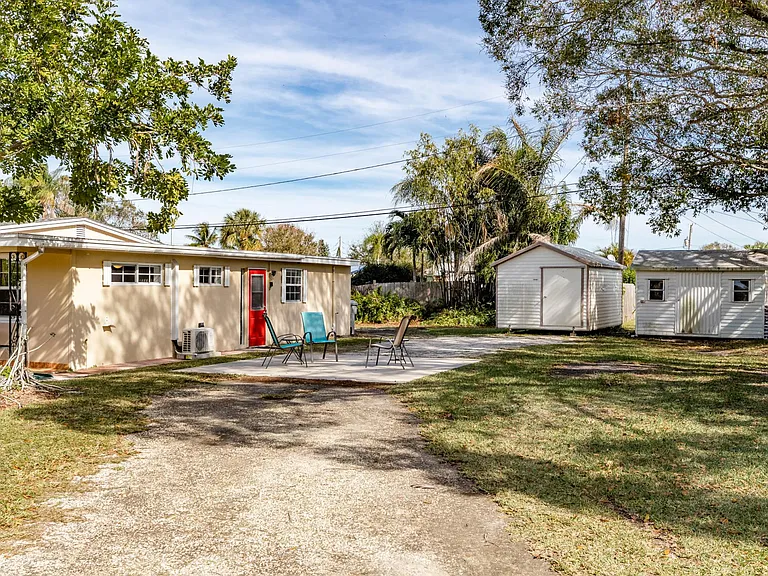 Large shed (on left) is also available to rent for additional storage