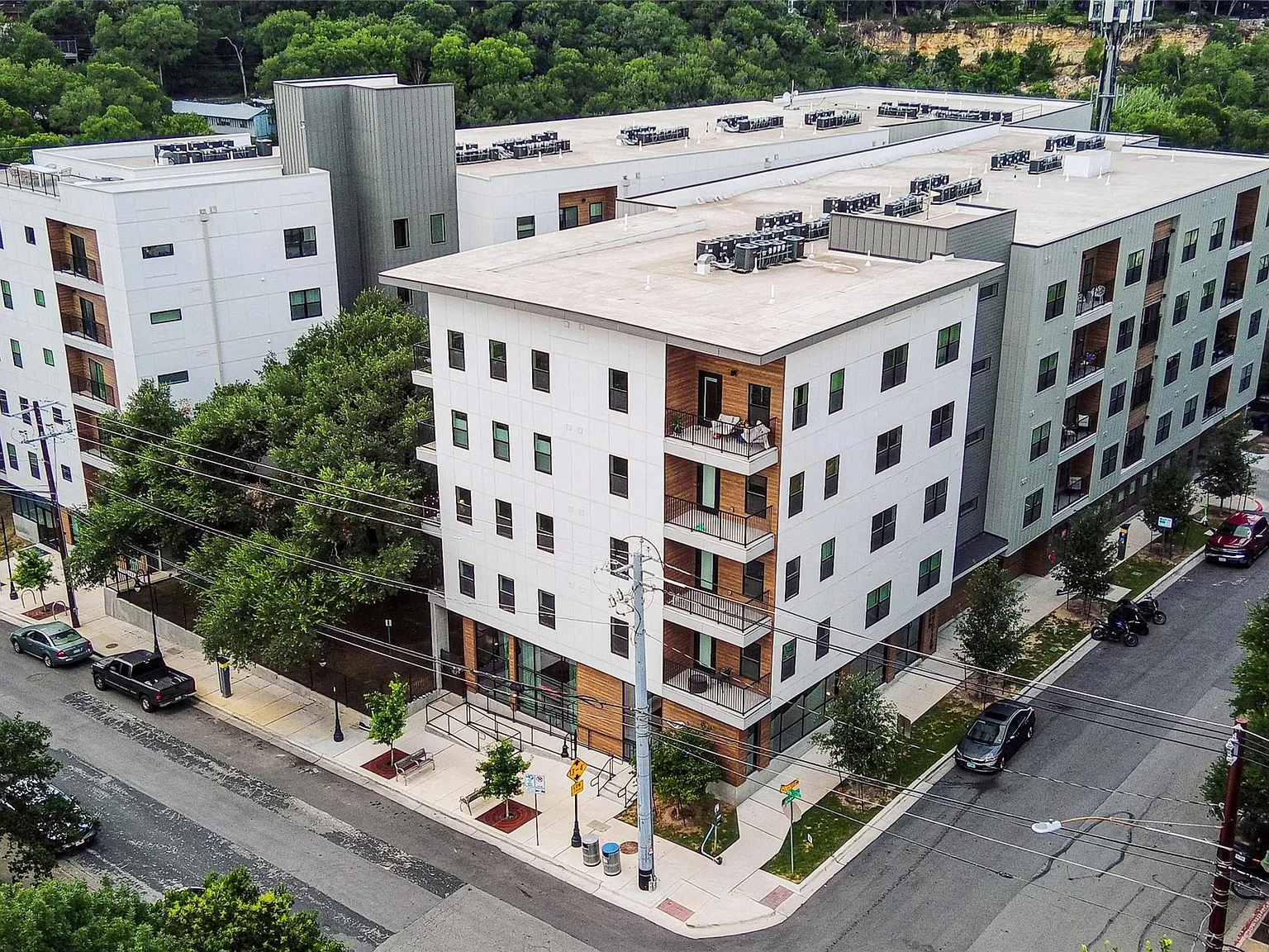 1 bed, 1.0 bath, 710 sqft, $2,100 — Photo 2